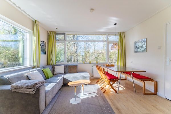 Woonkamer - Bungalow bij strand met tuin in Oostkapelle (5)