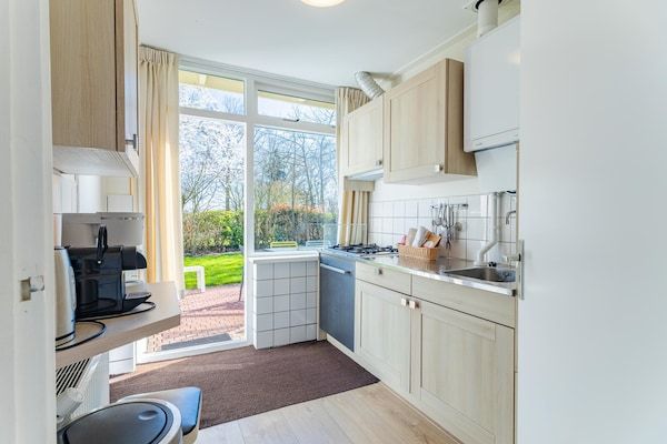 Keuken - Bungalow bij strand met tuin in Oostkapelle (4)