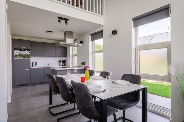 Eetkamer - Moderne wellnessvilla met sauna in Tynaarlo (5)