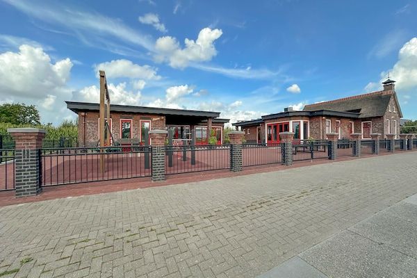 Buitenkant - Boswoning in Friesland met Sauna in Jistrum / Skûlenboarch (2)
