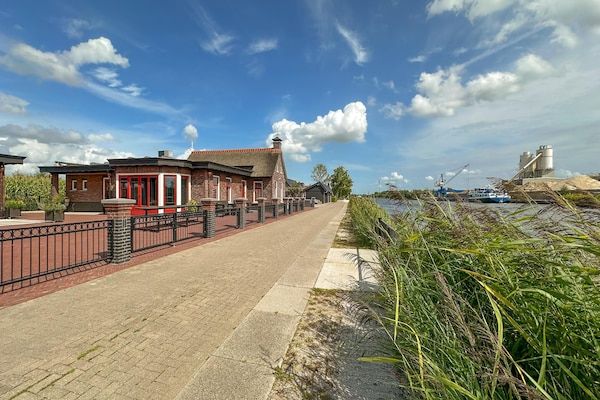 Buitenkant - Boswoning in Friesland met Sauna in Jistrum / Skûlenboarch (3)