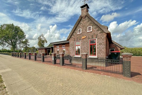 Buitenkant - Boswoning in Friesland met Sauna in Jistrum / Skûlenboarch (4)