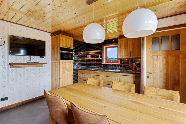 Eetkamer - Vakantiehuis in Friesland bij Kanaal & Meer in Jistrum / Skûlenboarch (4)