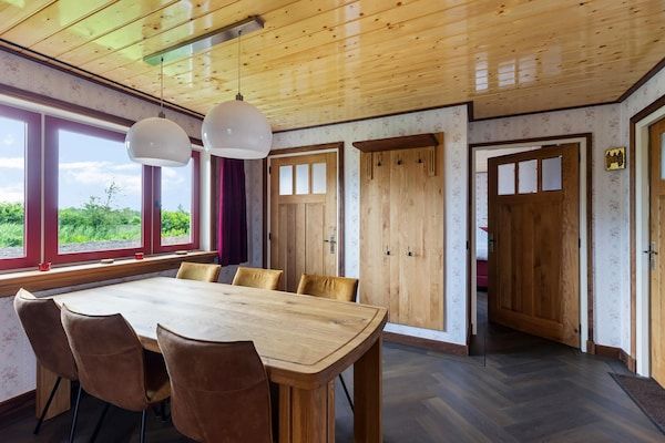Eetkamer - Vakantiehuis in Friesland bij Kanaal & Meer in Jistrum / Skûlenboarch (5)