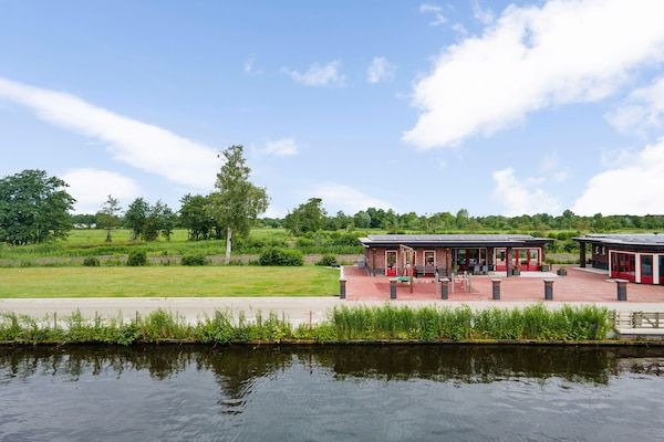 Tuin - Vakantiehuis in Friesland bij Kanaal & Meer in Jistrum / Skûlenboarch (1)