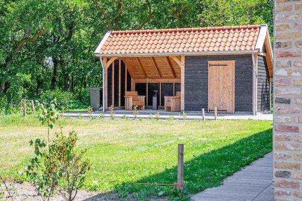 Tuin - Luxe villa op Texel bij Waddenzee & Vogelgebied in Oosterend (5)