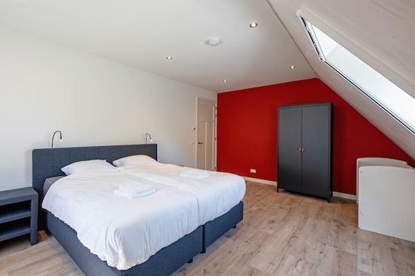Slaapkamer - Luxe villa op Texel bij Waddenzee & Vogelgebied in Oosterend (4)