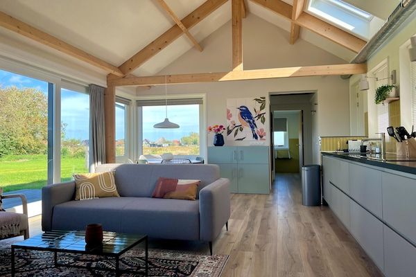 Woonkamer - Vakantiehuis op Texel bij De Hors in Den Hoorn (3)