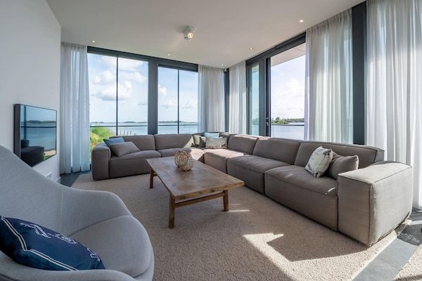 Woonkamer - Watervilla aan het Veerse Meer in Arnemuiden (2)
