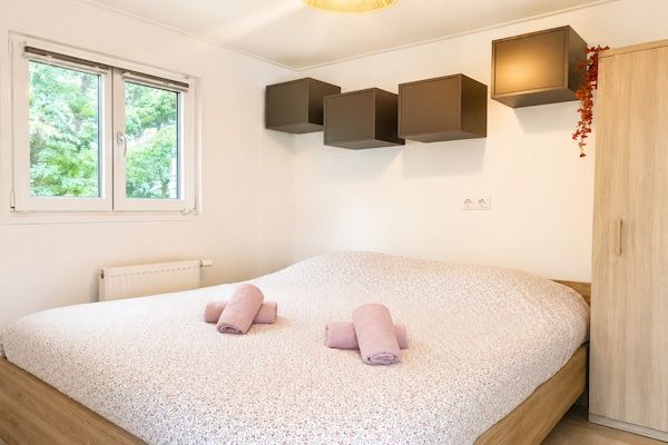 Slaapkamer - Prachtige lodge bij Veluwe Bos Hattemerbroek in Hattemerbroek (3)