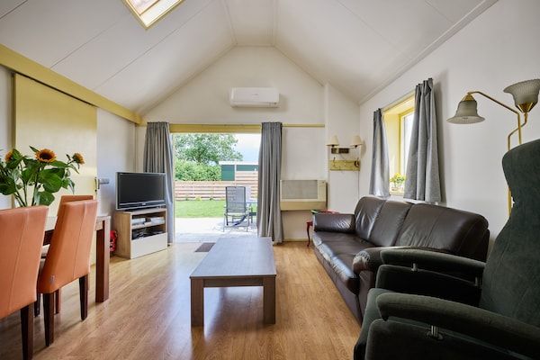 Woonkamer - Gezellig Vakantiehuis in een heerlijke omgeving. in De Kiel (2)
