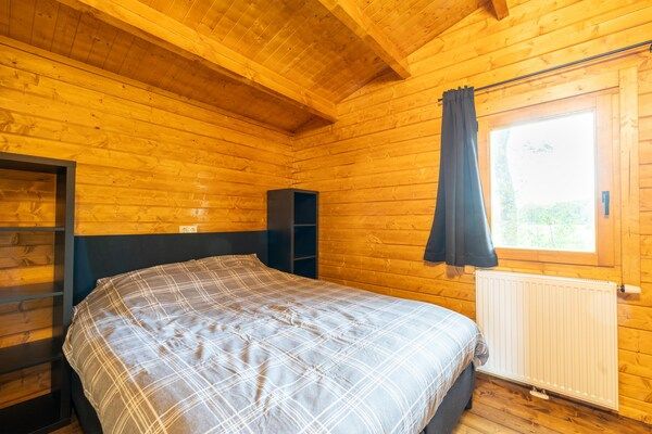 Slaapkamer - Chalet in Brabant bij natuurgebieden in Valkenswaard (3)