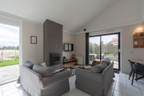 Woonkamer - Vakantiehuis in Julianadorp bij Strand in Julianadorp aan Zee (1)