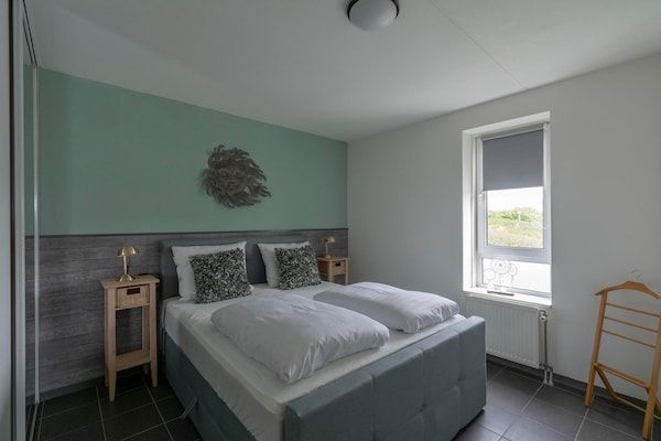 Slaapkamer - Callantsduyne 21 met uitzicht op de duinen in Callantsoog (5)