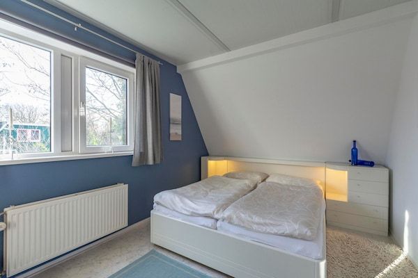 Slaapkamer - Vakantiehuis bij het strand met zwembad in Sint Maartenszee (4)