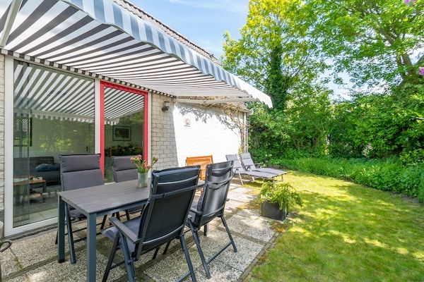 Terras - Vakantiehuis bij het strand met zwembad in Sint Maartenszee (5)