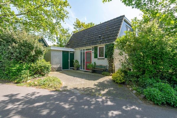 Buitenkant - Vakantiehuis bij het strand met zwembad in Sint Maartenszee (1)