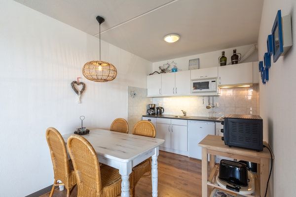 Eetkamer - Strandslag 157 appartement voor 4 gasten in Julianadorp aan Zee (3)