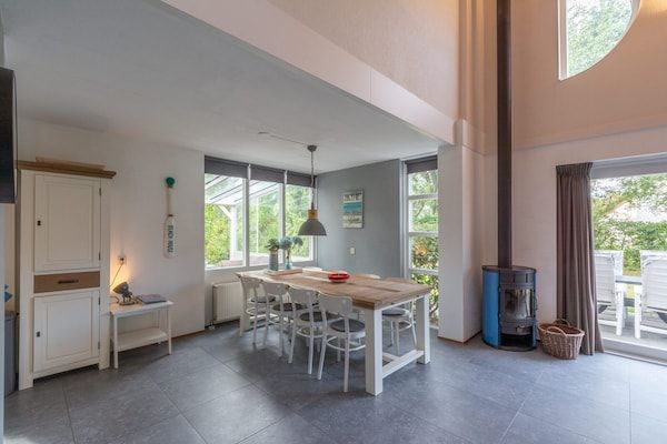 Eetkamer - Vakantiehuis bij Strand in Ooghduyne in Julianadorp aan Zee (3)