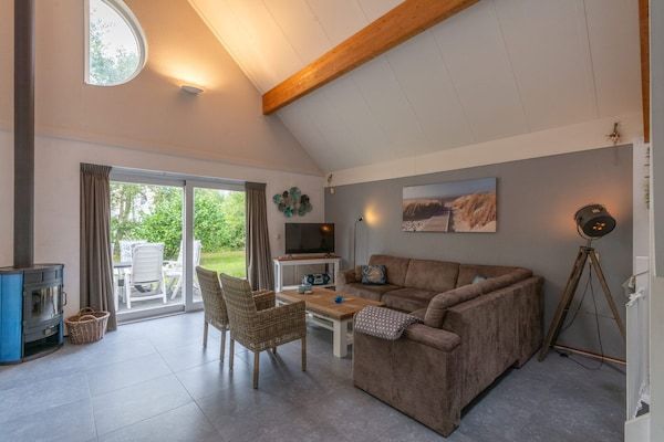Woonkamer - Vakantiehuis bij Strand in Ooghduyne in Julianadorp aan Zee (2)