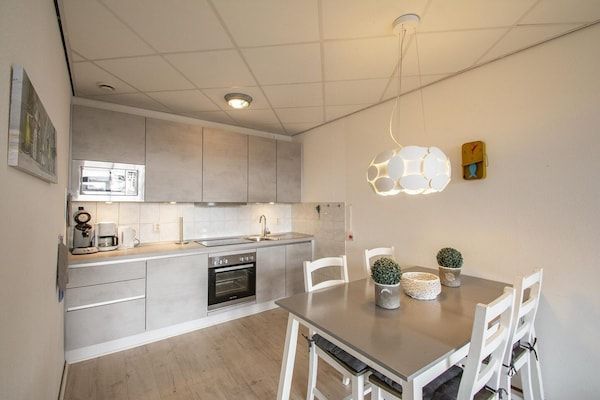 Eetkamer - Strandslag 107 appartement aan het strand in Julianadorp aan Zee (3)