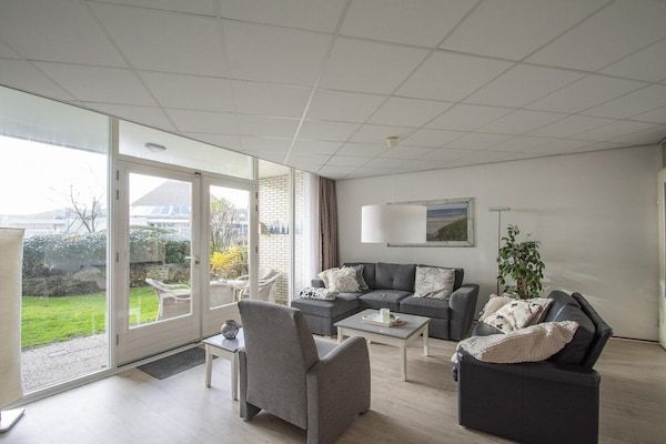 Woonkamer - Strandslag 107 appartement aan het strand in Julianadorp aan Zee (1)