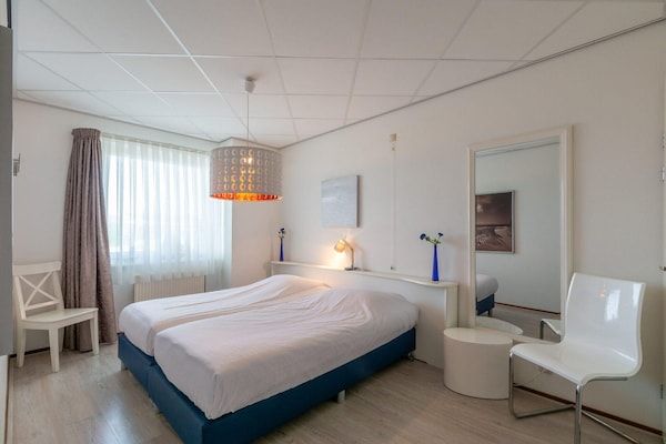 Slaapkamer - Strandslag 107 appartement aan het strand in Julianadorp aan Zee (2)