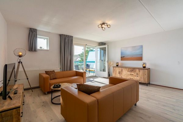Woonkamer - Appartement aan Zee Huisdiervriendelijk in Julianadorp aan Zee (2)