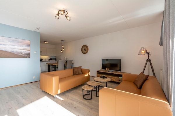 Woonkamer - Appartement aan Zee Huisdiervriendelijk in Julianadorp aan Zee (3)