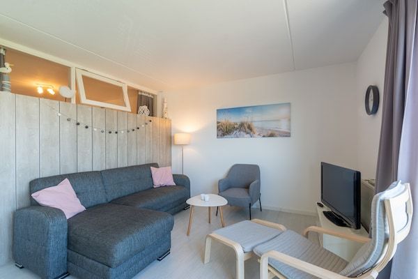 Woonkamer - Appartement aan Zee met Strandtoegang in Julianadorp aan Zee (1)