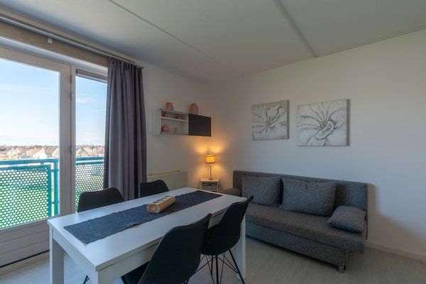 Eetkamer - Appartement aan Zee met Strandtoegang in Julianadorp aan Zee (2)