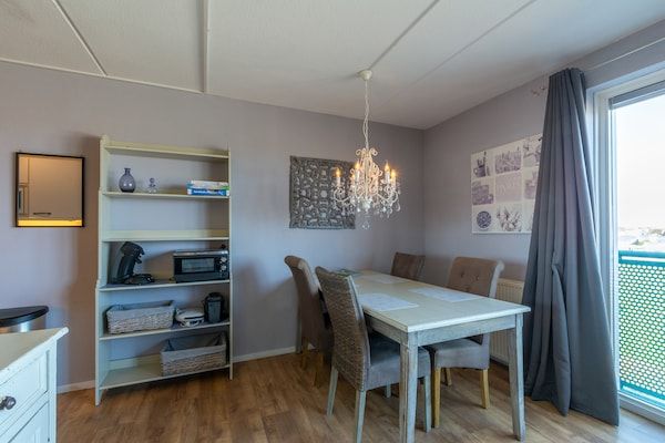 Eetkamer - Strandslag193 charmant appartement voor 4 personen in Julianadorp aan Zee (3)