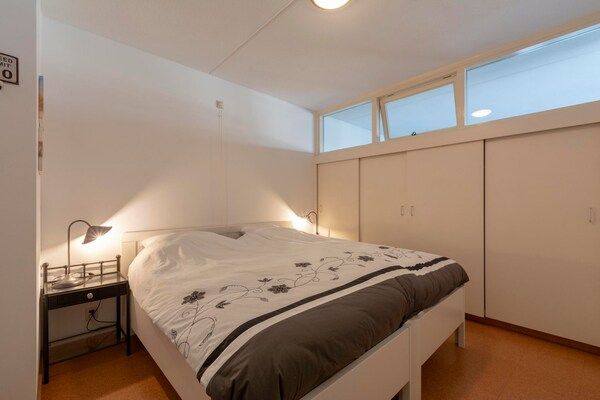 Slaapkamer - Gezellig verblijf nabij de duinen in Julianadorp aan Zee (4)