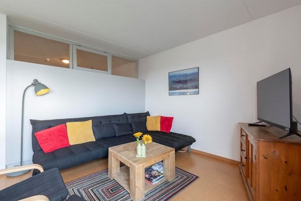 Woonkamer - Gezellig verblijf nabij de duinen in Julianadorp aan Zee (3)
