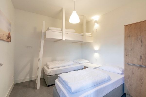 Slaapkamer - Moderne kustontsnapping in Sint Maartensvlotbrug (4)