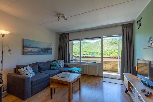 Woonkamer - Appartement aan de duinen met zeezicht in Callantsoog (1)
