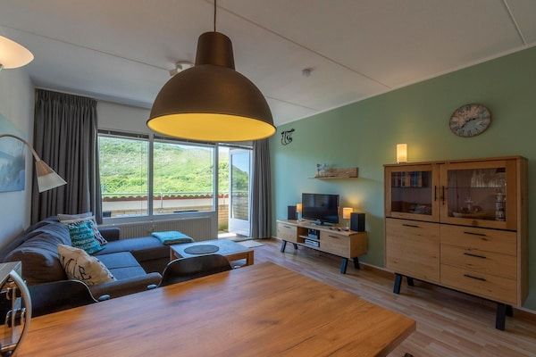 Woonkamer - Appartement aan de duinen met zeezicht in Callantsoog (5)