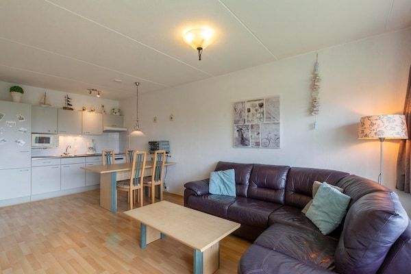 Woonkamer - Appartement in Callantsoog bij de duinen in Callantsoog (5)
