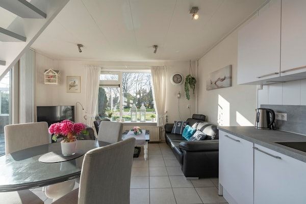 Woonkamer - Vakantiehuis Groote Keeten bij Strand in Groote Keeten (4)