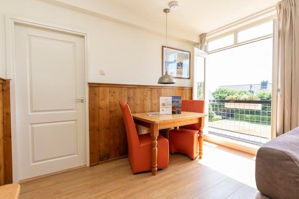 Eetkamer - Appartement in De Koog bij Texel Strand in De Koog (3)