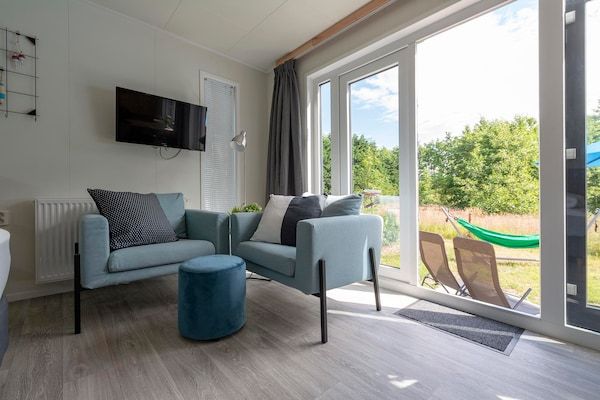 Woonkamer - Chalet op Texel bij Strand en Bos in De Koog (2)