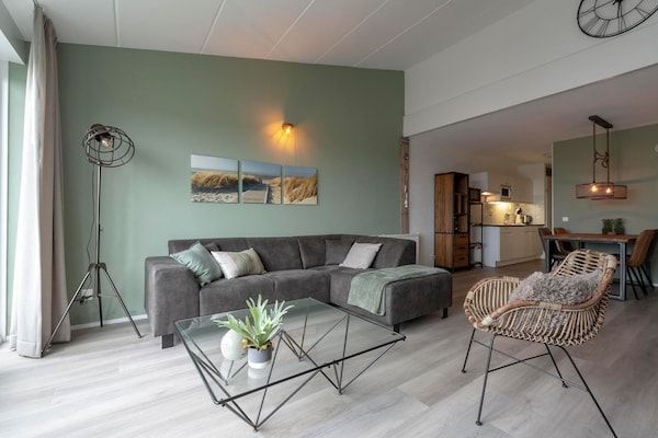 Woonkamer - Strandslag203 met balkon met uitzicht op de duinen in Julianadorp aan Zee (2)