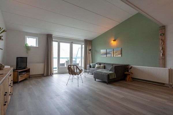 Woonkamer - Strandslag203 met balkon met uitzicht op de duinen in Julianadorp aan Zee (3)