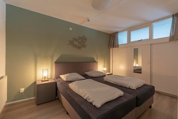 Slaapkamer - Strandslag203 met balkon met uitzicht op de duinen in Julianadorp aan Zee (4)