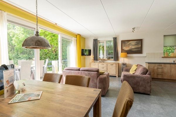 Eetkamer - Vakantiehuis in De Koog bij Strand in De Koog (3)