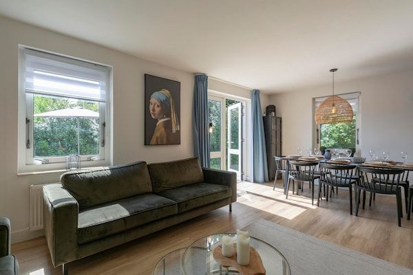Woonkamer - Duynopgangh16 villa voor 8 gasten achter de duinen in Julianadorp aan Zee (2)