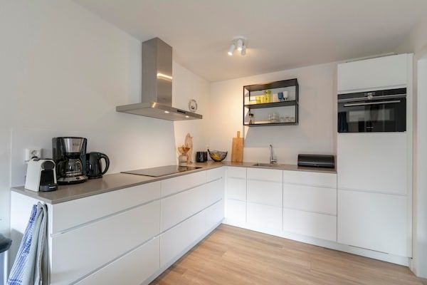 Keuken - Duynopgangh16 villa voor 8 gasten achter de duinen in Julianadorp aan Zee (4)