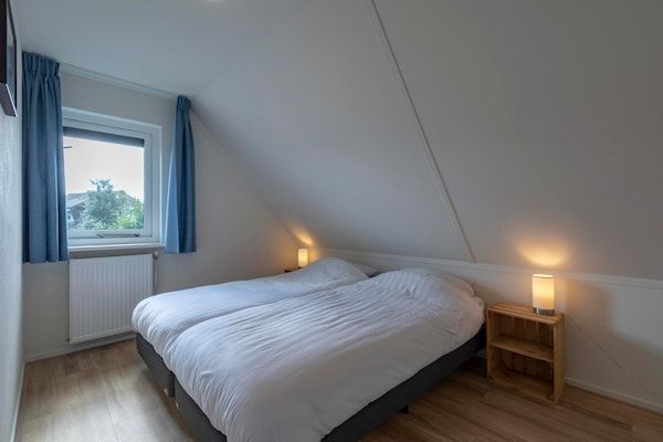 Slaapkamer - Duynopgangh16 villa voor 8 gasten achter de duinen in Julianadorp aan Zee (5)
