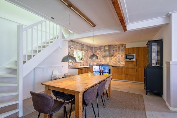 Eetkamer - Vakantiehuis in De Koog bij Strand in De Koog (3)