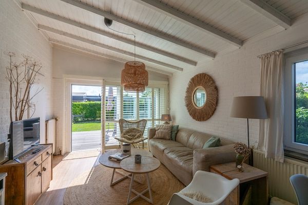 Woonkamer - Bungalow in Callantsoog bij het Strand in Callantsoog (3)